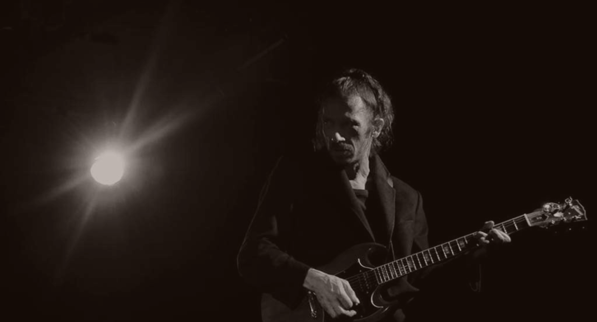 Fab Zoreil sur scène avec une guitare électrique photo en noir et blanc